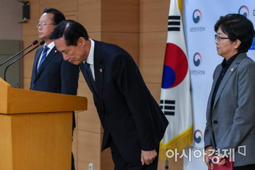 [포토]인사하는 송영무 국방부 장관