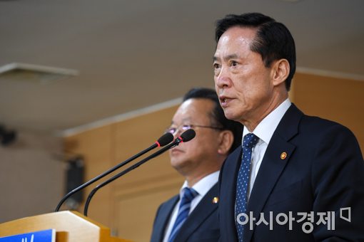 [포토]사드 임시 배치 관련 발표하는 송영무 국방부 장관