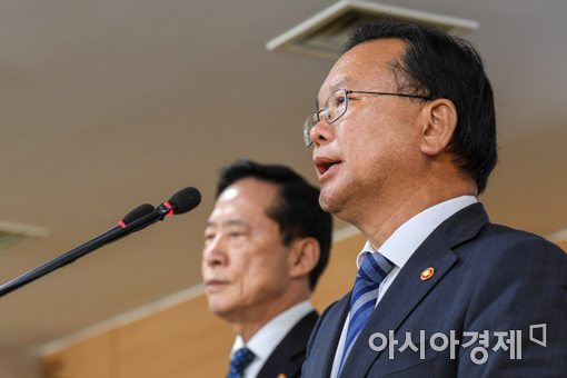 [포토]사드 임시 배치 관련 발표하는 김부겸 행안부 장관