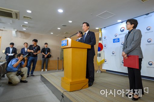 [포토]질의응답하는 송영무 국방부 장관