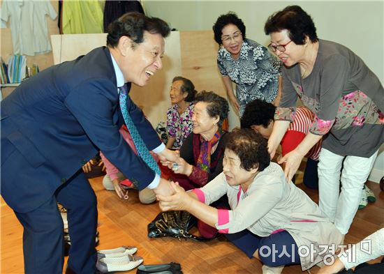 윤장현 광주시장, 옛 전남도청 복원을 위한 농성장 찾아