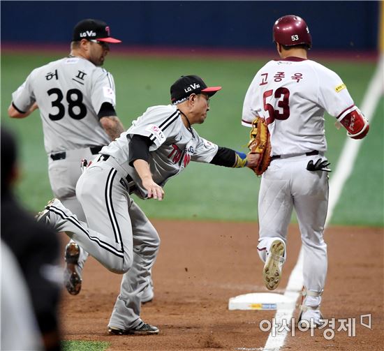 [포토]정성훈, '이번엔 태그아웃으로'