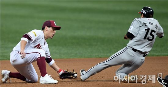 [포토]서건창, '타이밍은 아웃이었는데…'