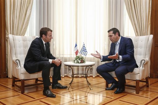 [이미지출처=EPA연합뉴스]알렉시스 치프라스 그리스 총리(오른쪽)가 7일(현지시간) 그리스 아테네에서 에마뉘엘 마크롱 프랑스 대통령과 만나 대화를 나누고 있다.
