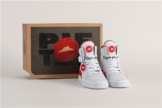 피자헛 "자체 제작 농구화, 광주 비엔날레에 전시"