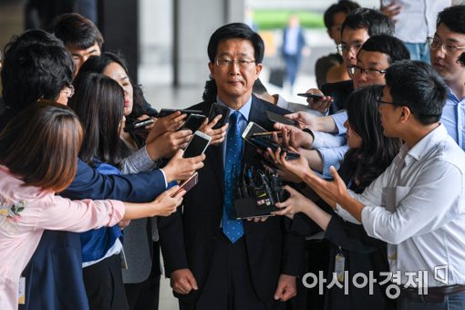 [포토]검찰 출석한 국정원 '사이버 외곽팀' 운영 책임자 민병주 전 단장