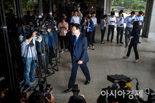 [포토]중앙지검 들어서는 민병주 전 국정원 심히전단장