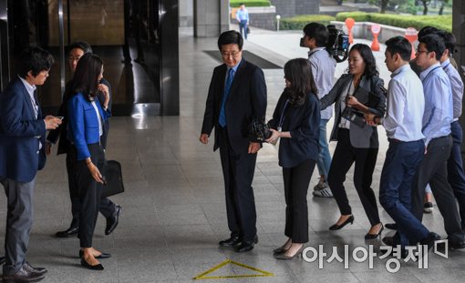 [포토]포토라인 확인하는 민병주 전 단장