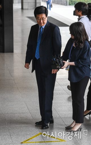 [포토]포토라인으로 이동하는 민병주 전 단장