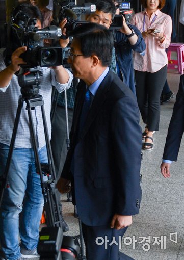 [포토]국정원 '사이버 외곽팀' 운영 책임자 민병주 전 단장 검찰 출석