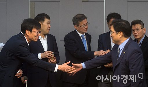 [포토]우원식 원내대표와 인사 나누는 김상조 공정위원장