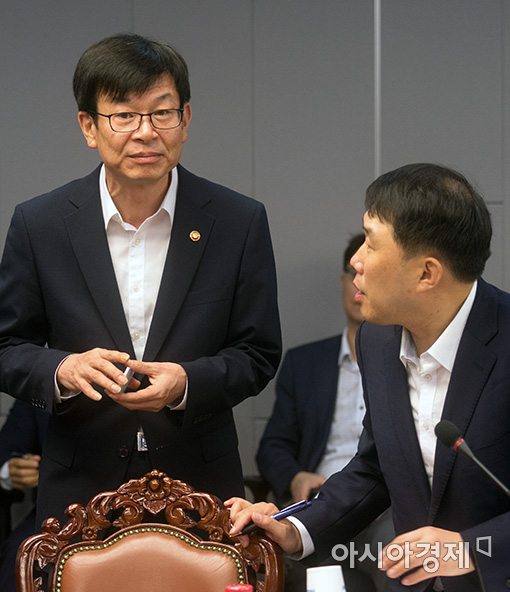 ▲국회 당정협의에 참석하는 김상조 공정거래위원장(왼쪽). 
