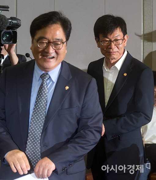 [포토]회의장 들어서는 김상조 공정위원장