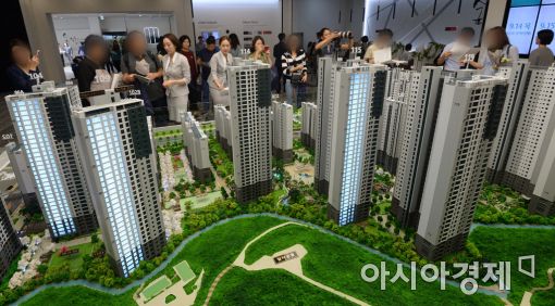[포토]래미안 강남포레스트 견본주택 찾은 시민들