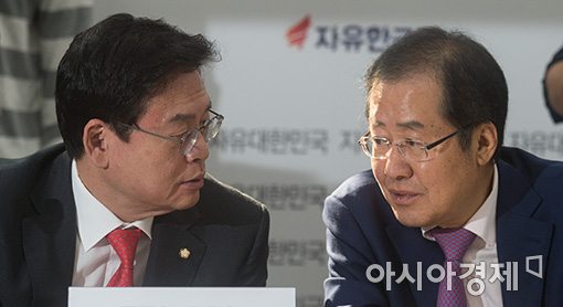 [포토]이야기 나누는 홍준표·정우택