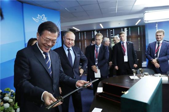 [명검 삼국지]①文대통령이 러시아에서 받은 '조선의 검' 정체는…'환도'