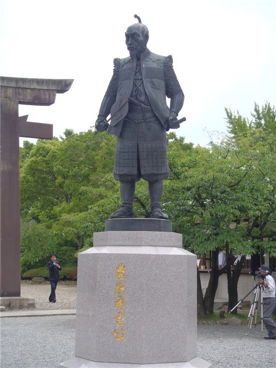오사카성에 위치한 도요토미 히데요시 동상. 그는 임진왜란 직전인 1590년, 일본 전토를 통일한 이후 민간의 칼을 압수해 녹여 농기구를 만든 일명 '칼사냥(刀狩り)'을 실시했다.(사진=위키피디아)