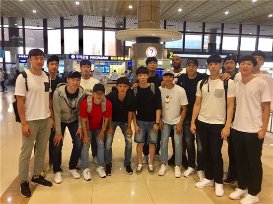 KT 소닉붐 선수단이 출국 전 김포공항에서 단체사진을 찍고 있다. [사진= KT 제공]