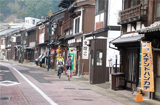 일본 히라도성의 조카마치 거리. 에도시대 이후 각 도시의 상업지구로 번영했던 조카마치에는 공동주택이 많이 들어섰다.(사진=위키피디아)