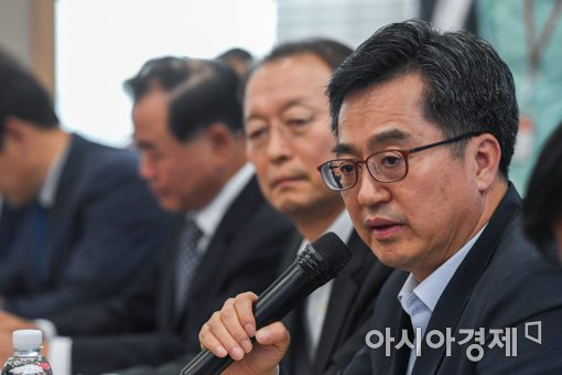 김동연, '소득주도' 첫단추 끼웠지만 불안한 리더십