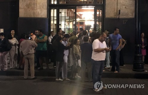 강진으로 멕시코 시민들 대피 [이미지출처=연합뉴스]