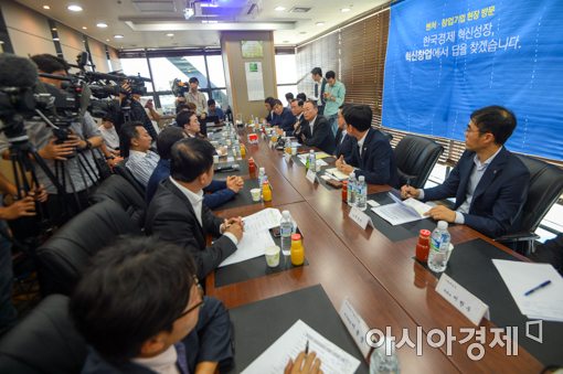 [포토]혁신창업기업 방문한 백운규 산업통상자원부 장관