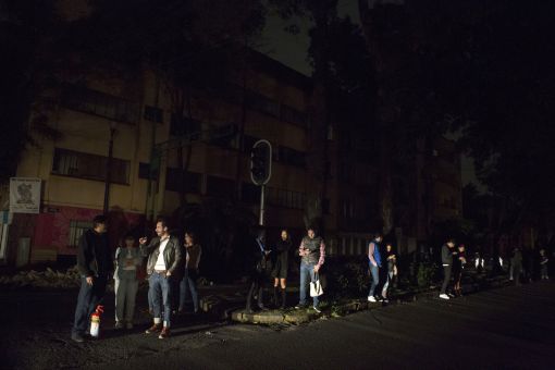 [이미지출처=AP연합뉴스] 멕시코 수도 멕시코시티의 시민들이 지진에 놀라 건물 밖 거리로 대피해있다. 