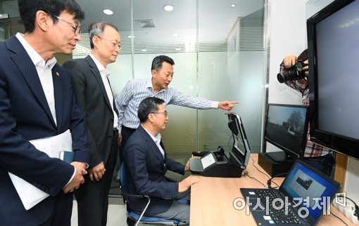 [포토]김동연-김상조-백운규, 혁신창업기업 방문