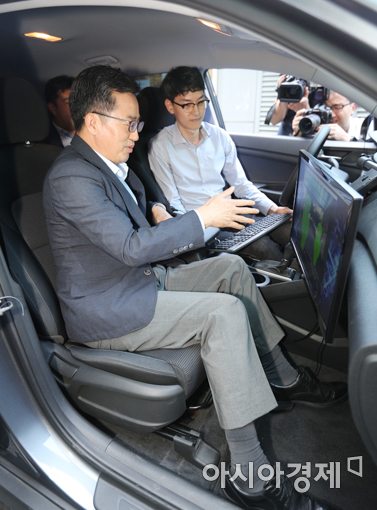 [포토]김동연, 차량 모션인식 체험