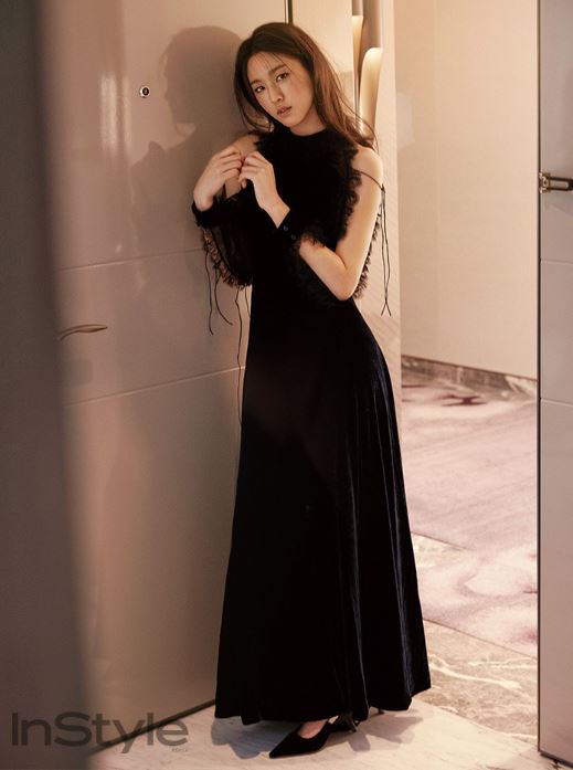 삼시세끼 설현, 드레스입고 벽에 기대어