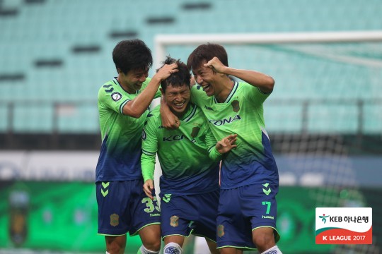 '이승기 최단시간 해트트릭' 전북, 강원에 4-3 승리