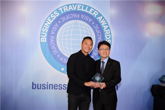 박재홍 롯데호텔서울 총지배인(오른쪽)이 8일 홍콩 콘래드 호텔에서 열린 비즈니스 트래블러 어워드 시상식에 참석해 수상하고 있다.