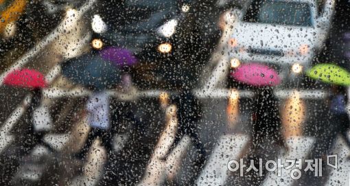 [포토]가을 빗소리 들으며 출근