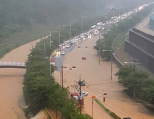 “부산 휴교, 일찍 알려줘야죠!”…부산, 폭우·침수 대응에 네티즌 불만 호소