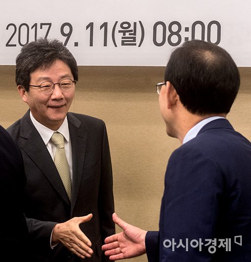 [포토]주호영 원내대표와 인사 나누는 유승민 의원