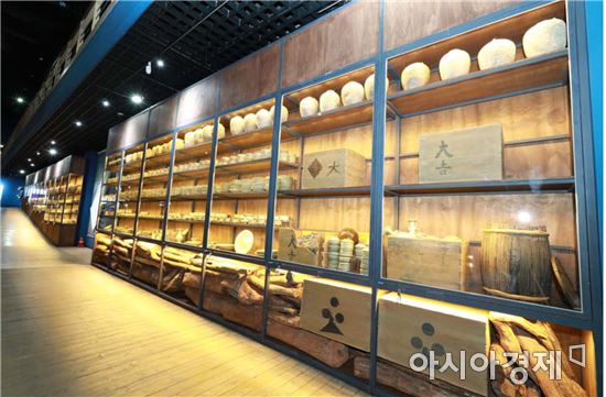 복원된 신안선과 유물들 한 자리에