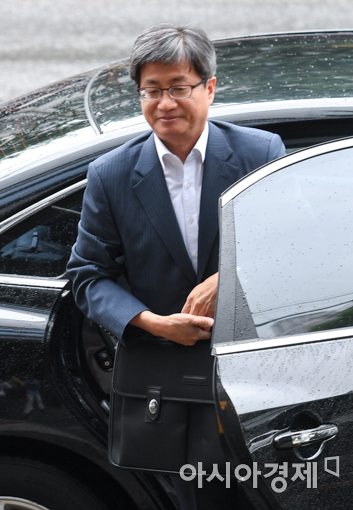 [포토]차량에서 하차하는 김명수 대법원장 후보자