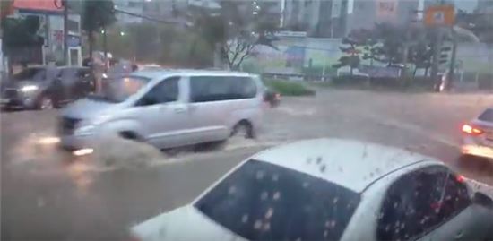 부산침수, 영상으로 보니…강풍과 폭우에 도로 주택 침수