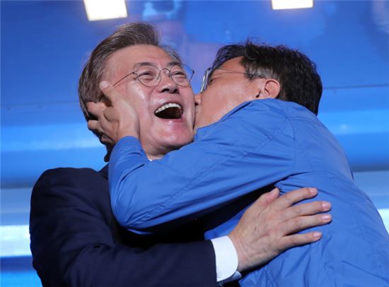 김무성·유승민 vs 문재인·안희정…‘뽀뽀’ 대결 승자는?