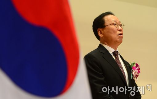 [포토]애국가 제창하는 최흥식 신임 금감원장