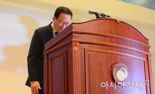 [포토]고개 숙여 인사하는 최흥식 신임 금감원장
