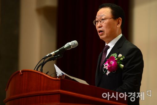 최흥식 금감원장 "법정 최고금리·카드 수수료 인하 추진"