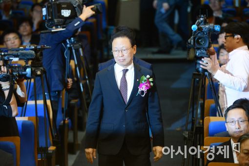 [포토]취임식장 들어서는 최흥식 금융감독원장