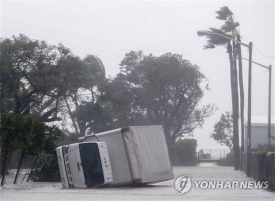 미국 플로리다 주 마이애미에서 허리케인 어마의 여파로 쓰러진 트럭 모습(AP=연합뉴스)