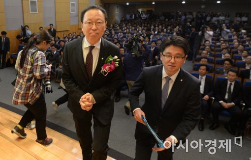 [포토]단상 오르는 최흥식 신임 금융감독원장