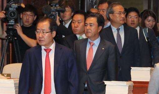 한국당 "김명수 대법원장 인준 가결, 깊은 유감…국민께 사죄" 