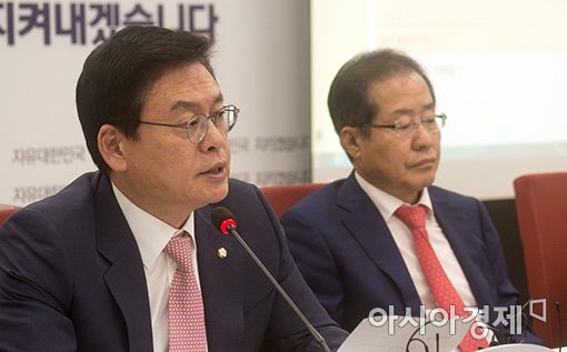 정우택 자유한국당 원내대표(왼쪽)