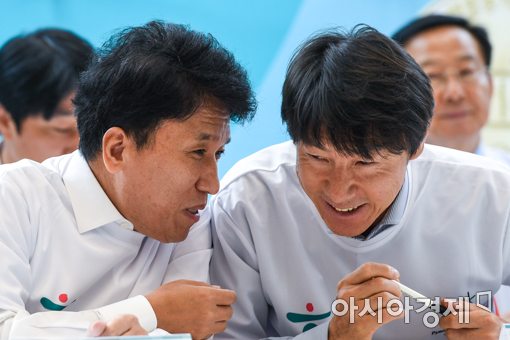 [포토]대화하는 함영주 KEB하나은행장-신태용 감독