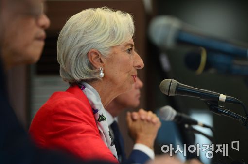 [포토]질문에 답변하는 라가르드 IMF 총재