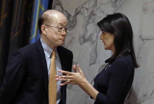 [이미지출처=EPA연합뉴스] 니키 헤일리 유엔 주재 미국 대사가 류제이 유엔 주재 중국 대사와 대화하고 있다. 